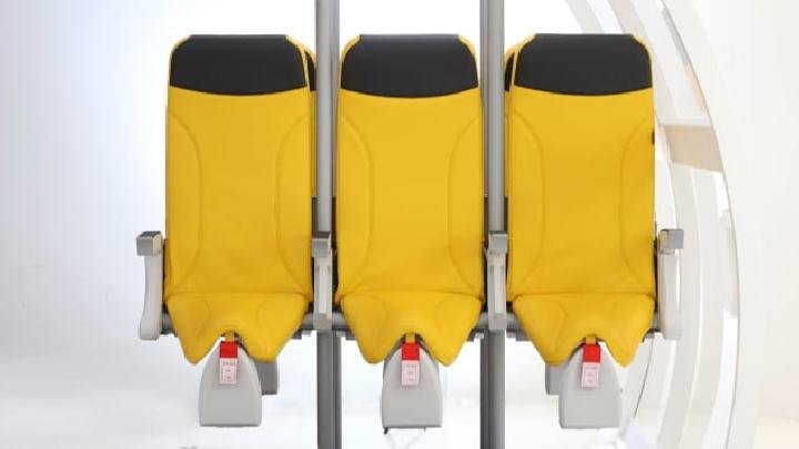 Desain Kursi Unik Berdiri untuk Penerbangan Pendek Lebih Nyaman dan Efisien