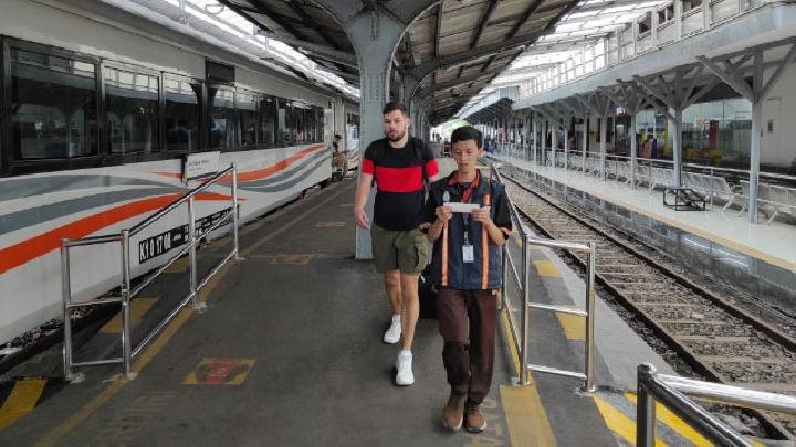 Semakin Banyak Turis Memilih Kereta Api untuk Berkeliling Indonesia