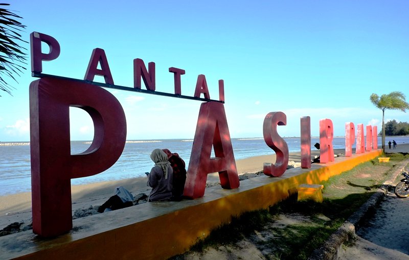 Pantai Pasir Padi: Surga Tersembunyi Pangkalpinang yang Menyihir Keluarga dan Traveller