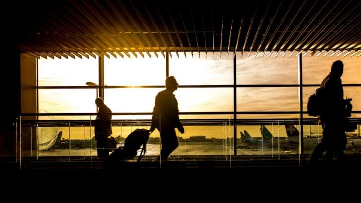 Perhatian! Waspadai Risiko Mencat ulang Ponsel saat Transit di Bandara
